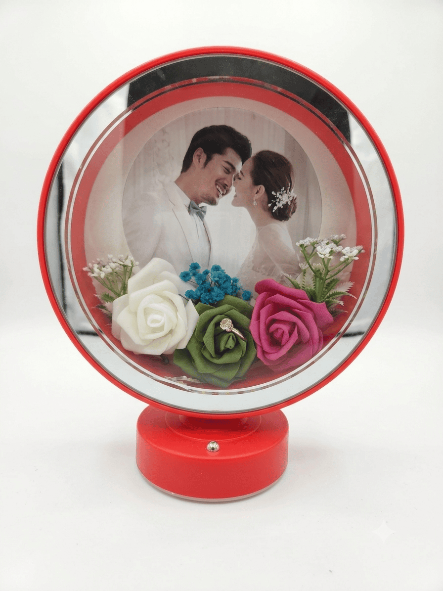 Circular photo frame